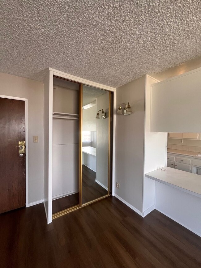 Building Photo - 1 Bedroom/1Bath Located in Downtown Long B...