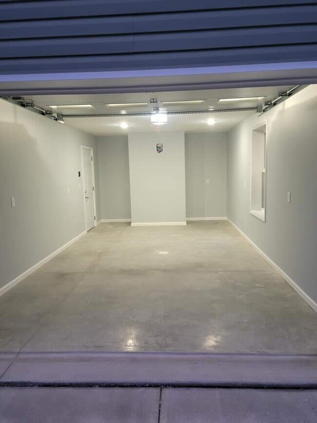 Building Photo - 407 E Center St