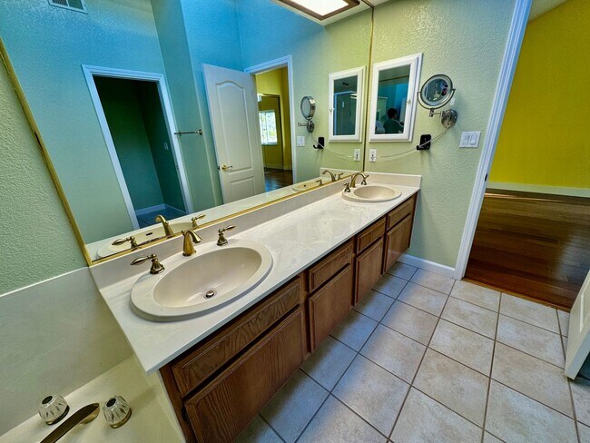 Building Photo - Spacious 4 Bed/2Ba Home in Richmond with Large Backyard!