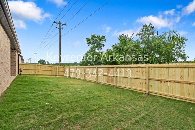 Building Photo - 4 Bed, 2 Bath Home