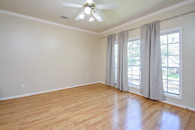 Building Photo - 4813 Holly St