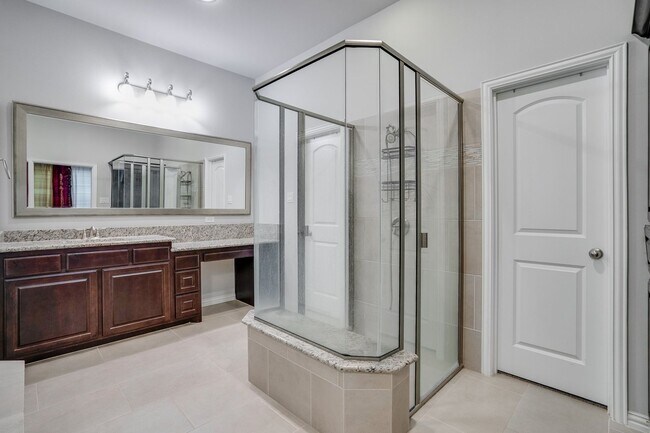 Building Photo - Beautiful home with elegant curved stairca...