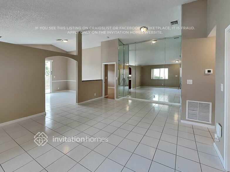 Building Photo - 1401 Banyan Cir