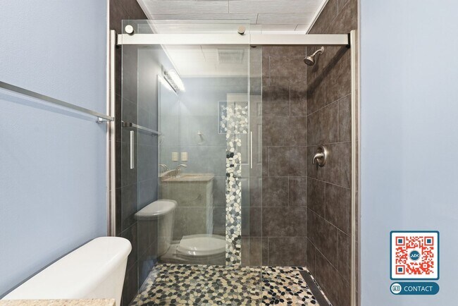 Building Photo - Beautiful Top-Floor Condo in the Heart of Bluffton