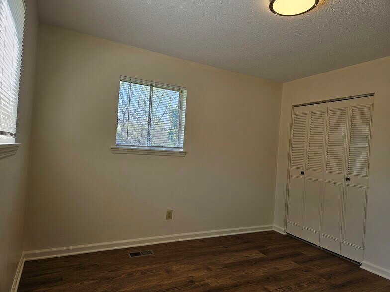 Office or study space - 3696 Bennett Rd