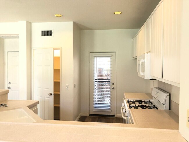 Building Photo - CHARMING 3 BR/2.5 BATH  " TWELVE PICKET LA...