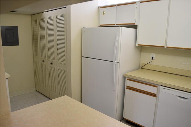 Building Photo - 2522 Pine Ridge Way S
