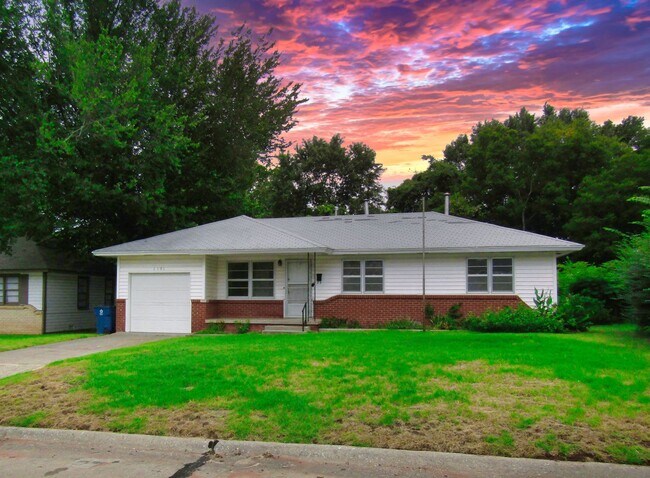 Building Photo - Beautiful Home with Granite and Hardwood!-...