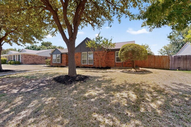 Building Photo - 215 Aspenway Dr
