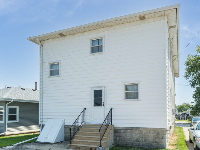 Primary Photo - 121 Davis Ave