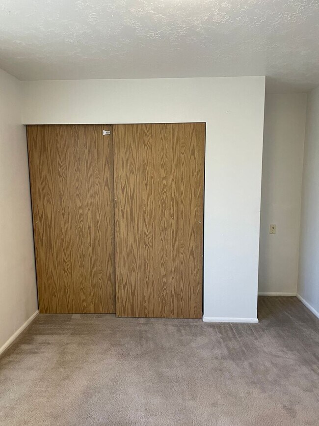 Building Photo - 2 Bedroom, 1.5 Bathroom Twin Home in West ...