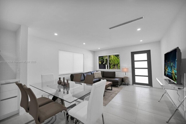 Building Photo - 1546 Van Buren St