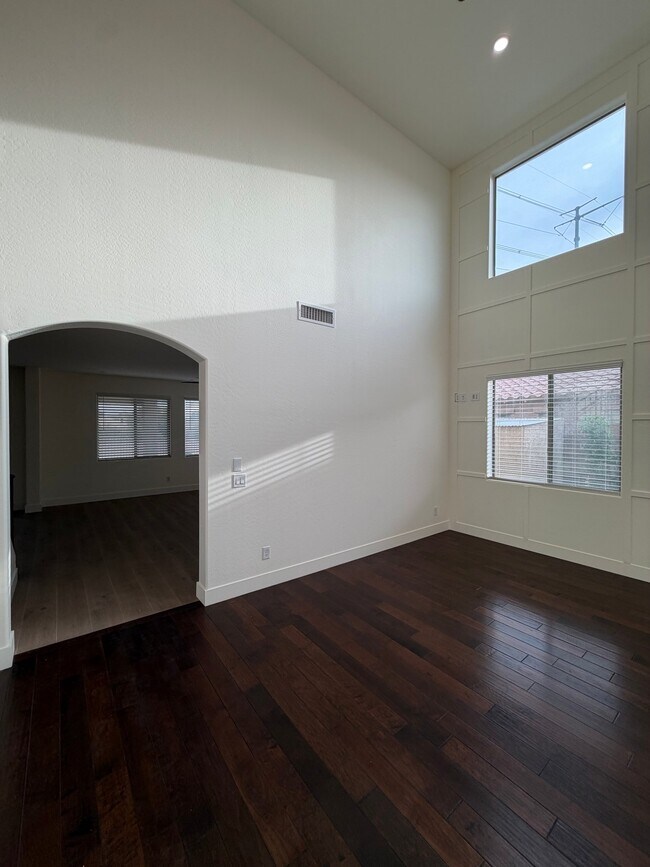 Building Photo - 2741 E Quiet Hollow Ln