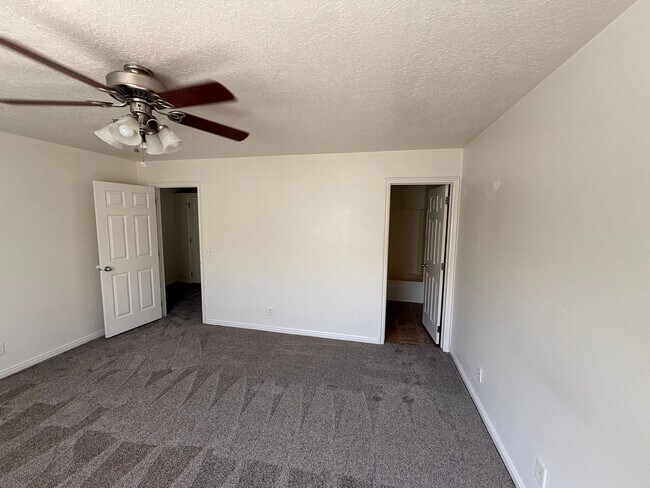 Building Photo - Stunning Townhome!