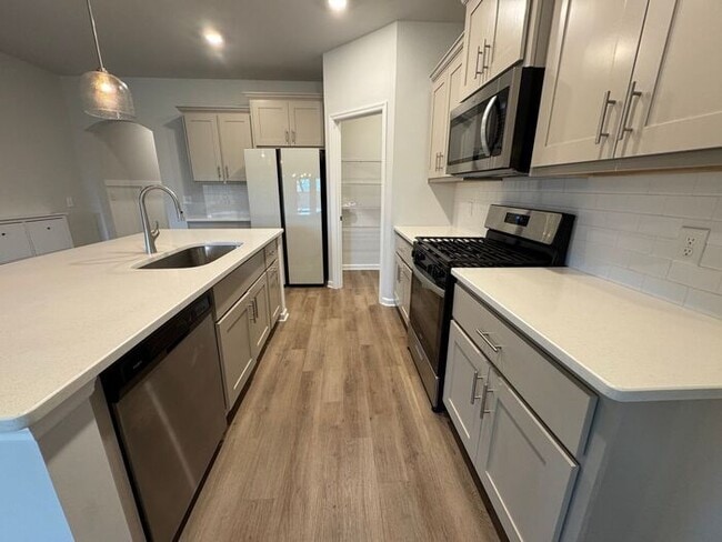 Building Photo - Extra Square footage, Mountain Views