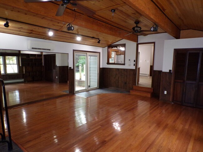Building Photo - Unique 2 Bed 2.5 Bath Country Home!