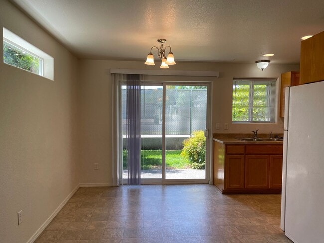 Building Photo - Very Nice 2 bedroom 1.5 Bath Townhome-In a...
