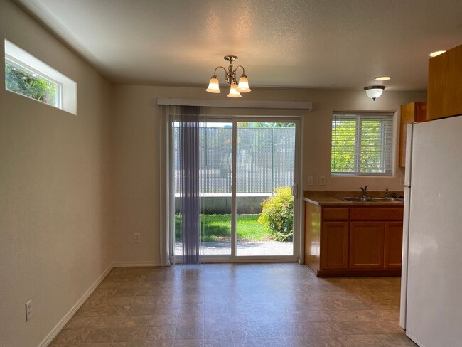 Building Photo - Very Nice 2 bedroom 1.5 Bath Townhome