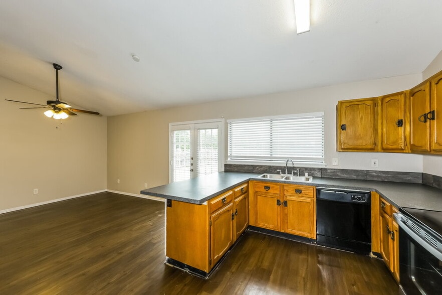Building Photo - 1385 Southridge Dr