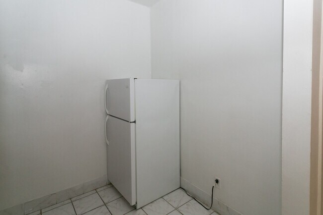 Building Photo - 4856 N Damen Ave