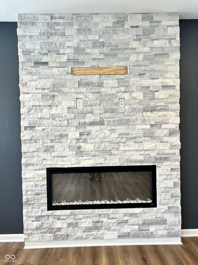 Building Photo - 5656 Grosbeak Dr