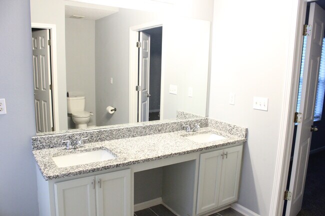 Building Photo - 2266 Charleston Pointe SE