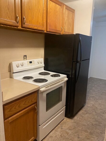 Building Photo - 21681 Hillside Dr