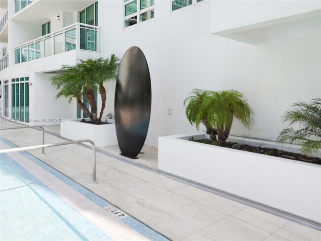 Building Photo - 950 Brickell Bay Dr