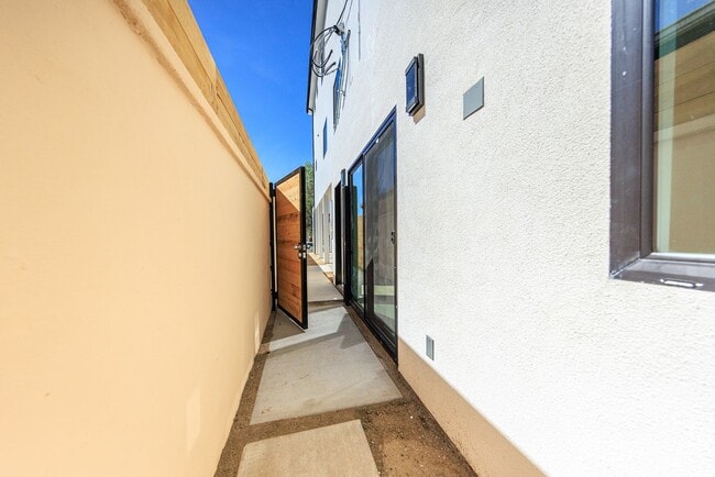 Building Photo - 1954 Purdue Ave