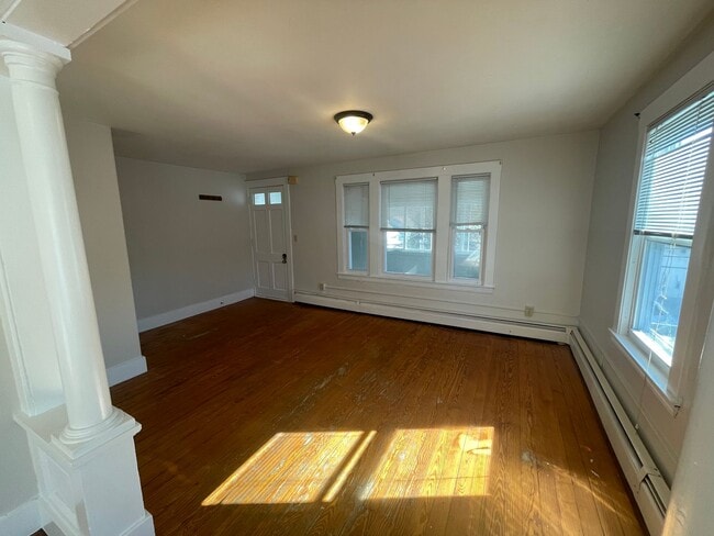 Building Photo - 2BR/1BA, WD Hookups, Parking!