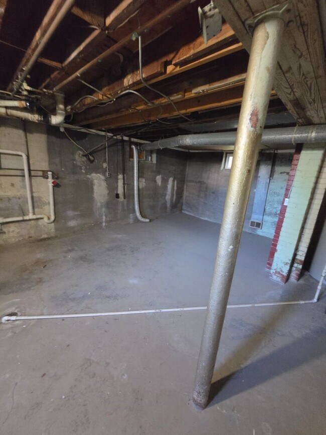 Building Photo - 1091 Bicknell Ave