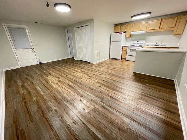 Building Photo - Charming, updated 3br house with separate ...