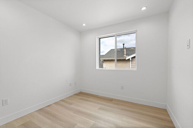 Building Photo - 10742 Hortense St