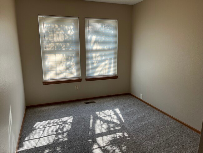 Building Photo - 5720 Old Farm Cir W