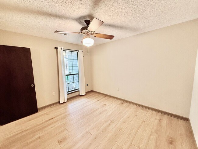 Building Photo - Spacious 3BR/2BA Home in Terre Haute – Fireplace, Garage, Fenced Yard + Lawn Care Included