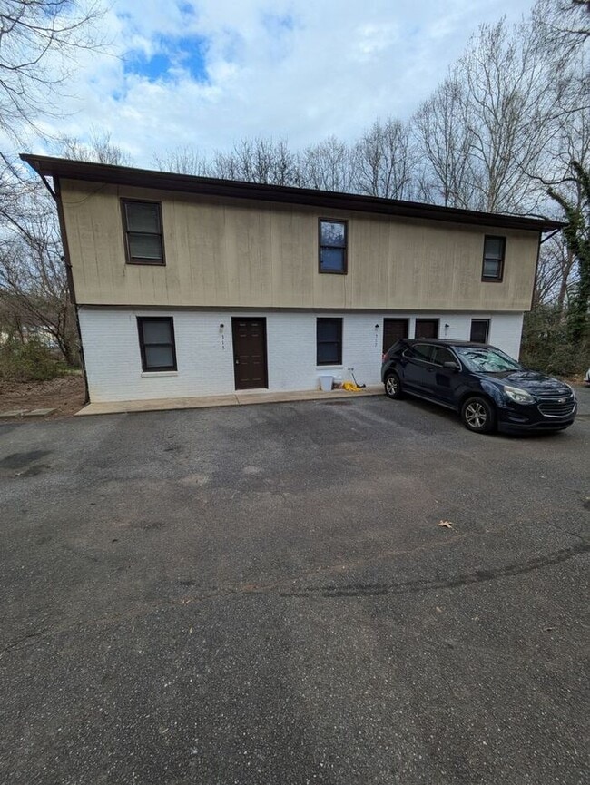 Building Photo - 2BD/1.5BA Townhome in Hickory