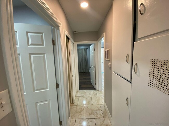 Building Photo - 4384 Clairemont Dr