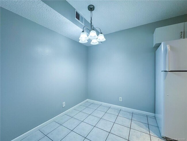 Building Photo - 1965 SW Silver Pine Way