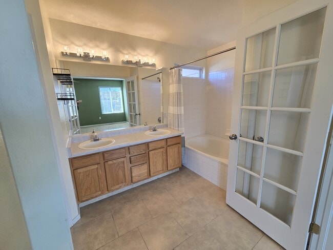 Building Photo - 4280 Solarglen Dr