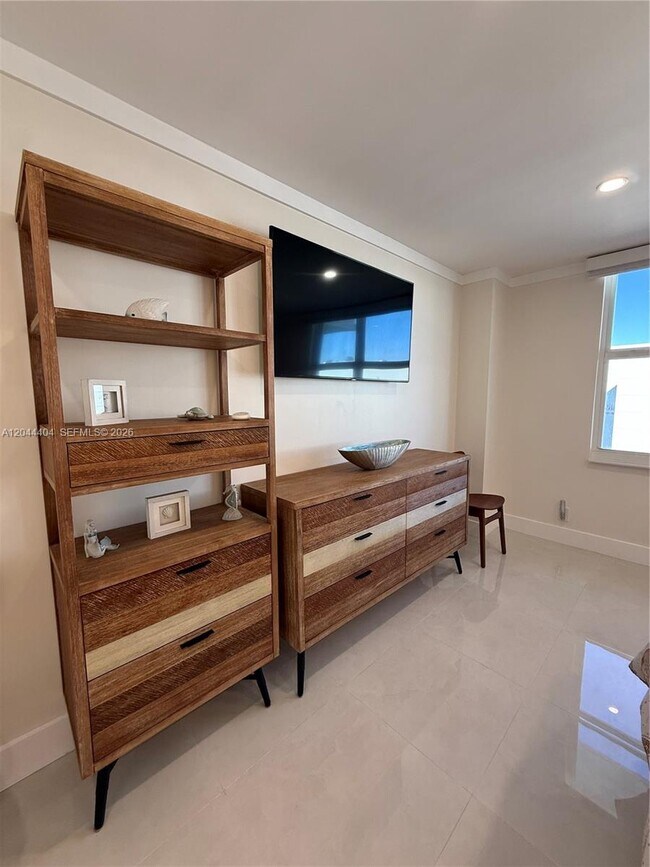 Building Photo - 3725 S Ocean Dr
