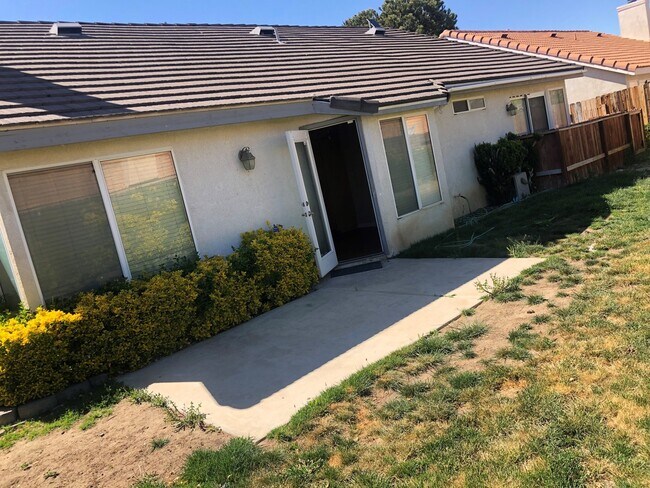 Building Photo - Gorgeous and Large  4 bedroom Custom Singl...