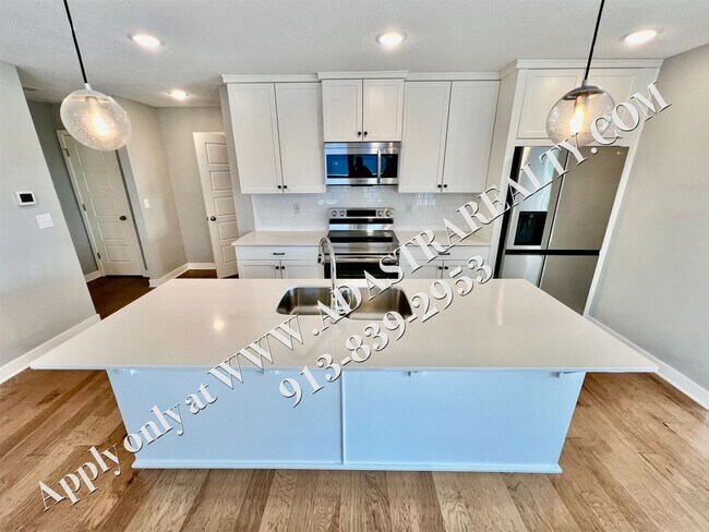 Building Photo - Beautiful Like New 4 Bed 4 Bath Home in Overland Park-Available NOW!!