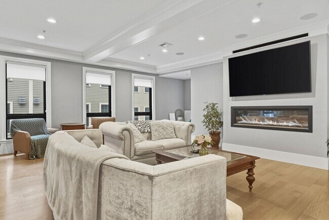 Building Photo - 377 W First St