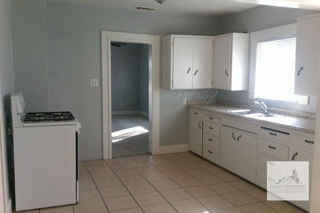 Building Photo - Cute Traditional. 3 Bedroom 1 bath home in Tower District.