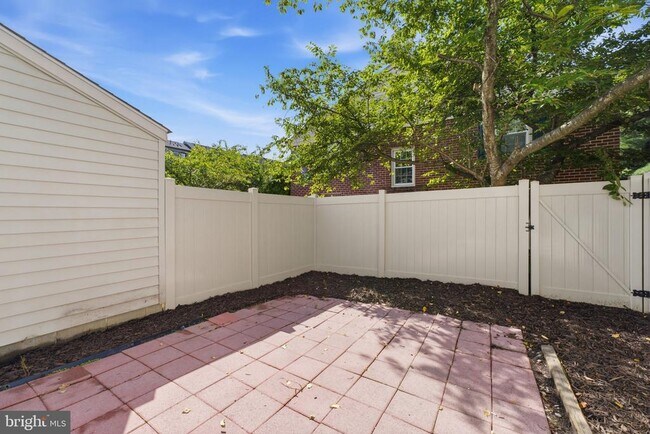 Building Photo - 5603 Independence Cir