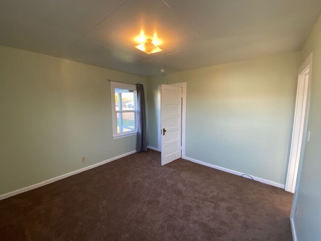 Building Photo - Henderson Center house for rent!  2/1 full...