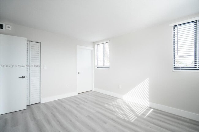 Building Photo - 6960 Rue Vendome