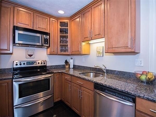 Building Photo - 451 Park Dr