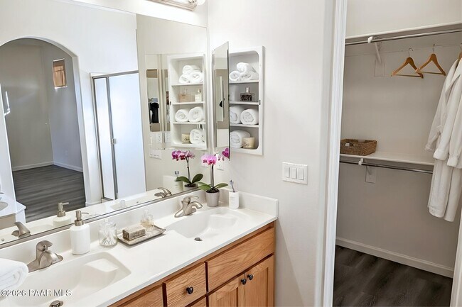 Building Photo - 988 Louie St