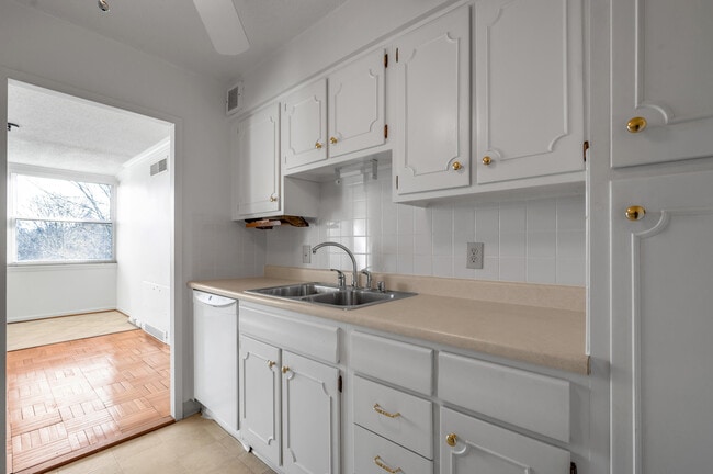 Building Photo - 101 S Hanover Ave